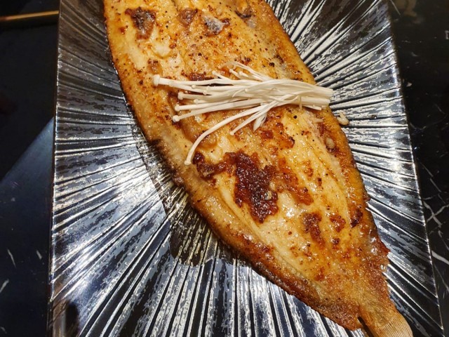 Golden Spoon Sole au beurre d'ail accompagnée de Shitake en persillade